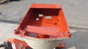 2.さび取り・洗浄　内側にさび止め塗料を塗装