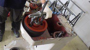 3.プーリーより古いベアリングを外します